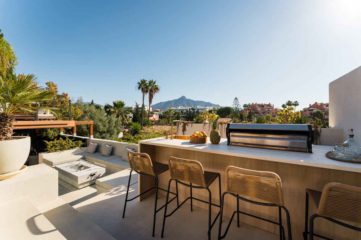5 Bed Townhouse for sale in Nueva Andalucía Costa Del Sol, Málaga, Spain