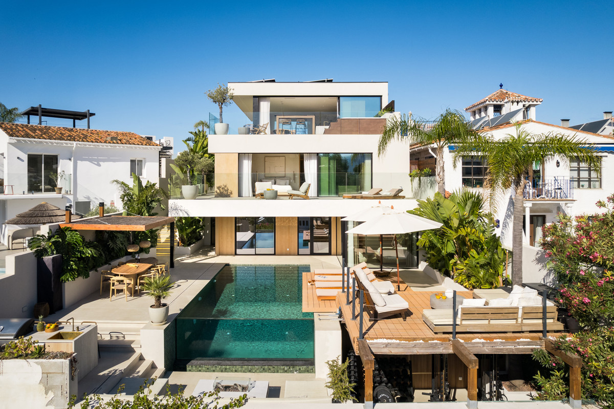 5 Bed Townhouse for sale in Nueva Andalucía Costa Del Sol, Málaga, Spain