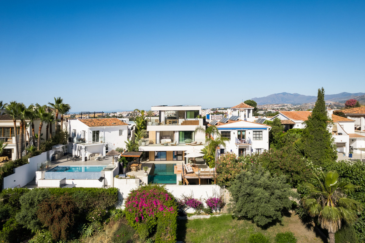5 Bed Townhouse for sale in Nueva Andalucía Costa Del Sol, Málaga, Spain