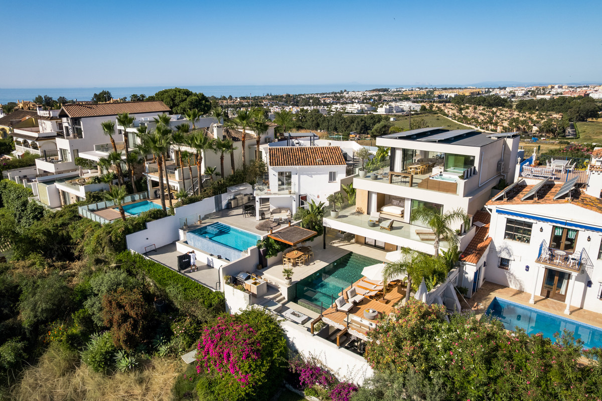 5 Bed Townhouse for sale in Nueva Andalucía Costa Del Sol, Málaga, Spain