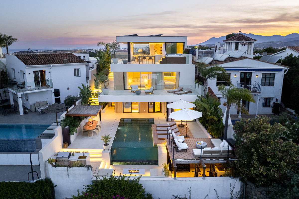5 Bed Townhouse for sale in Nueva Andalucía Costa Del Sol, Málaga, Spain