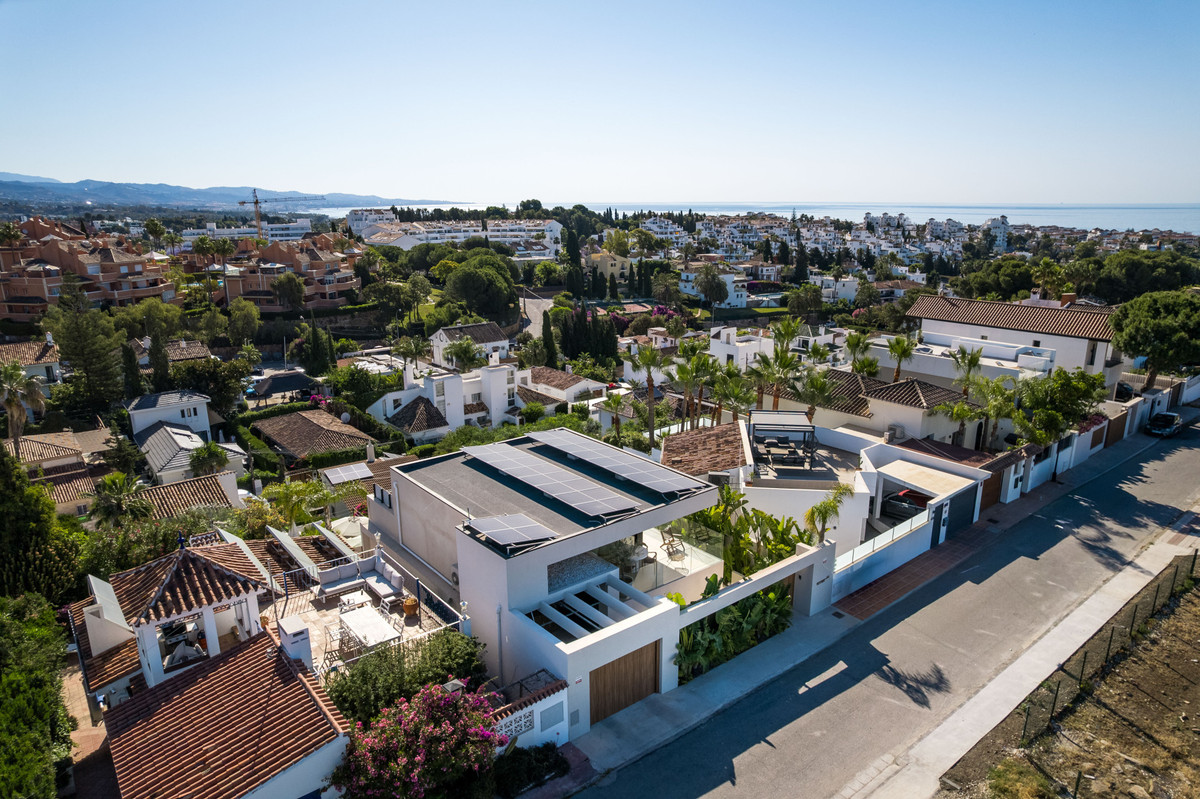 5 Bed Townhouse for sale in Nueva Andalucía Costa Del Sol, Málaga, Spain