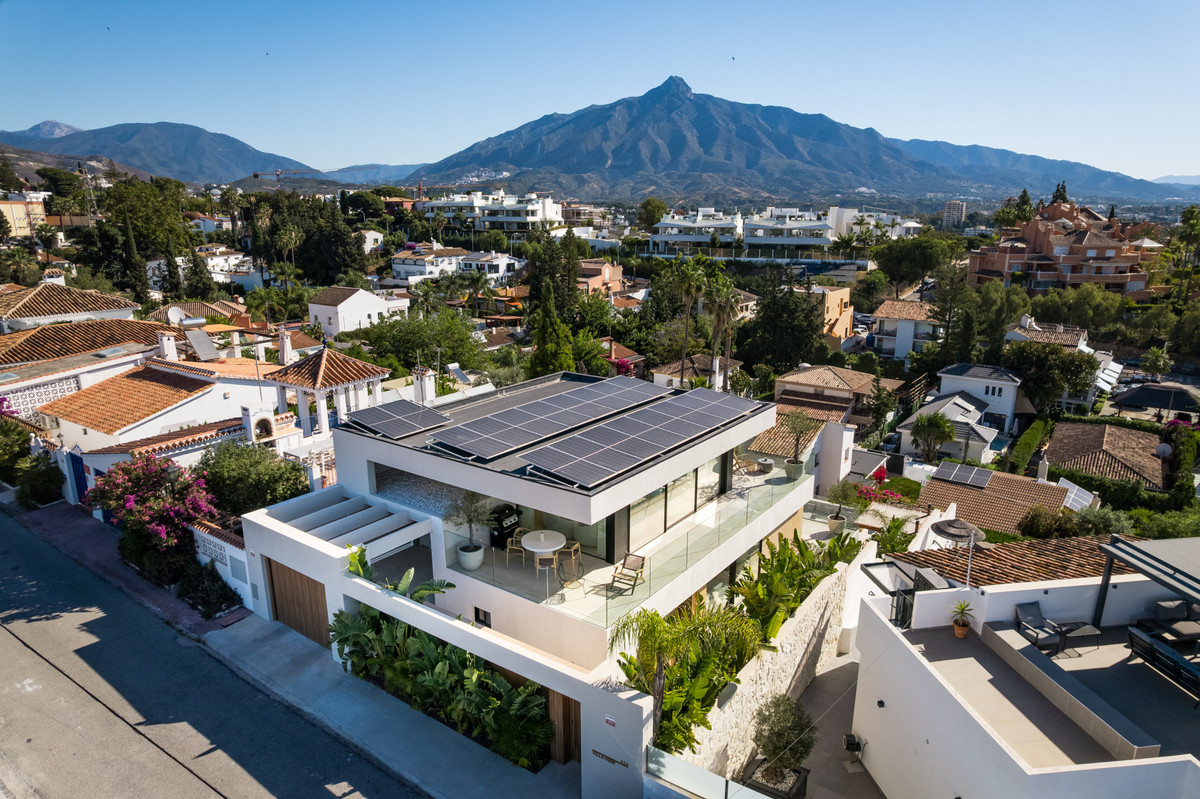 5 Bed Townhouse for sale in Nueva Andalucía Costa Del Sol, Málaga, Spain
