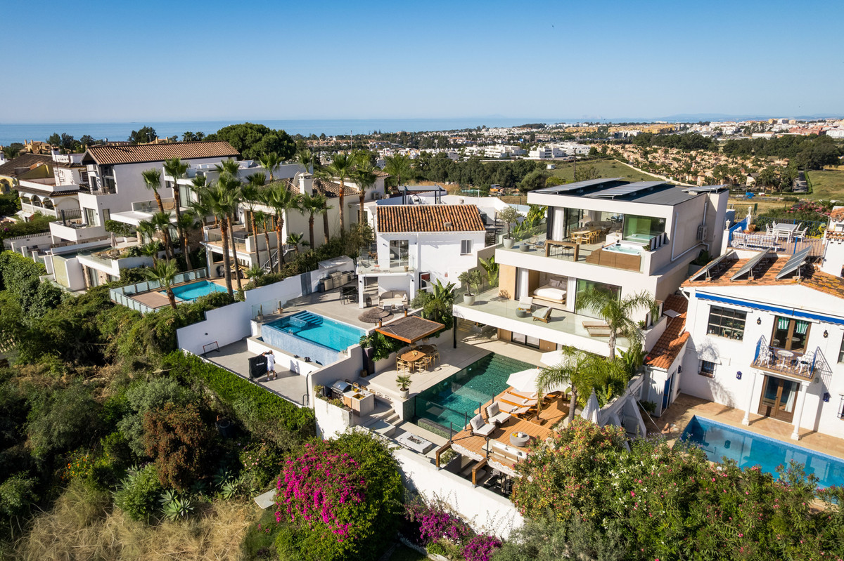 5 Bed Townhouse for sale in Nueva Andalucía Costa Del Sol, Málaga, Spain