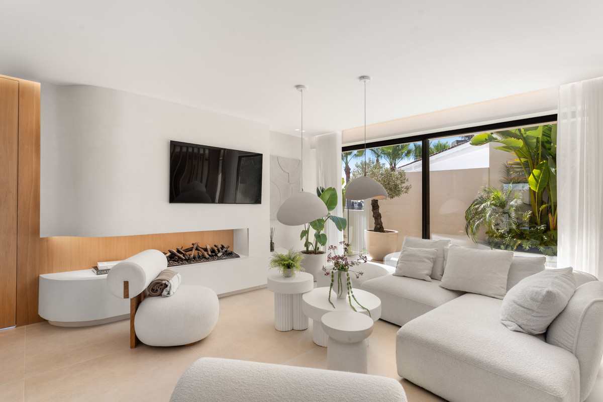 5 Bed Townhouse for sale in Nueva Andalucía Costa Del Sol, Málaga, Spain