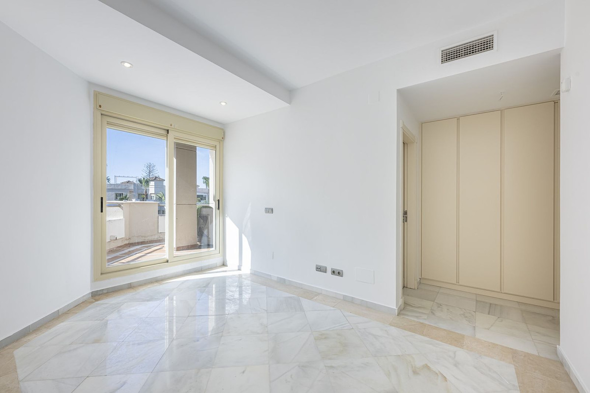 2 Bed Apartment for sale in Aloha Costa Del Sol, Málaga, Spain