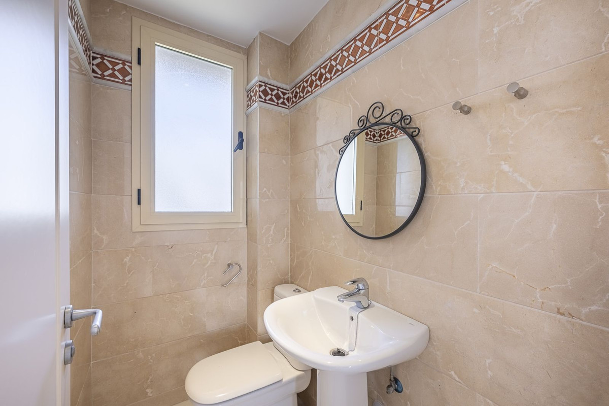 2 Bed Apartment for sale in Aloha Costa Del Sol, Málaga, Spain