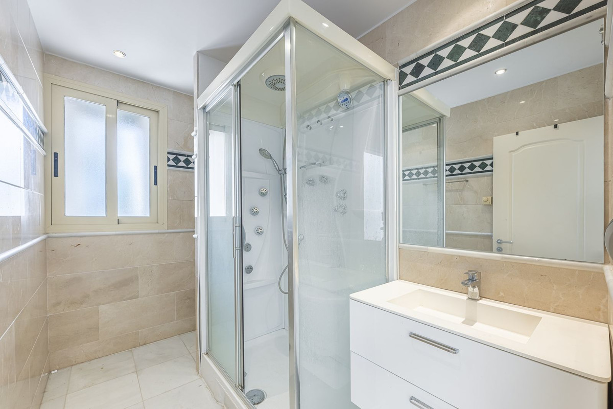 2 Bed Apartment for sale in Aloha Costa Del Sol, Málaga, Spain