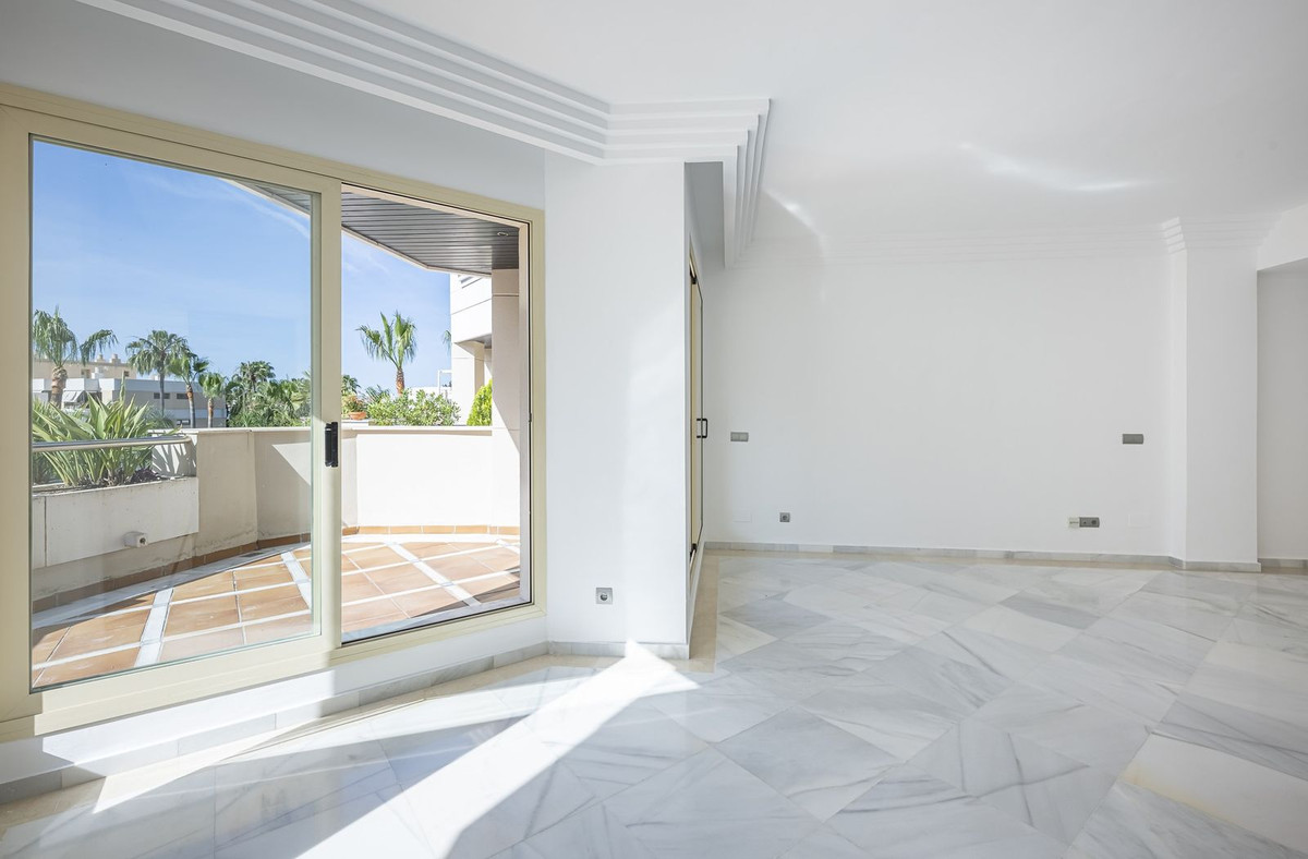 2 Bed Apartment for sale in Aloha Costa Del Sol, Málaga, Spain