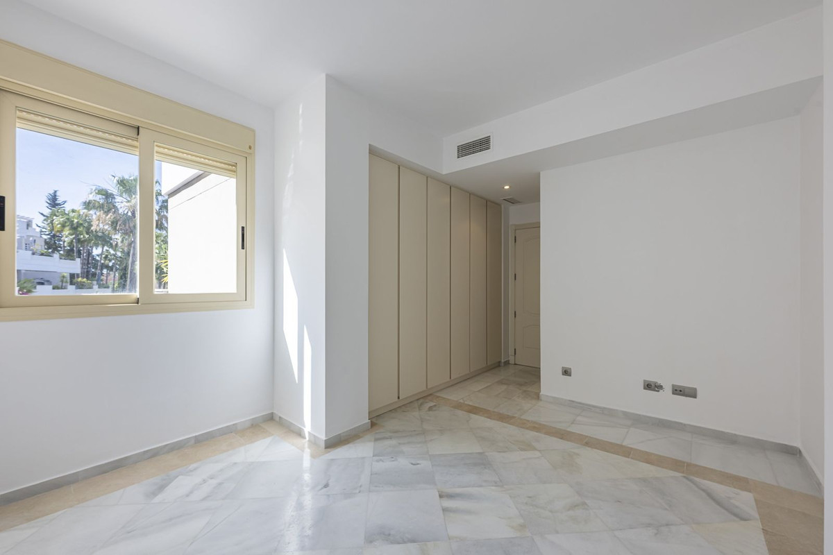 2 Bed Apartment for sale in Aloha Costa Del Sol, Málaga, Spain
