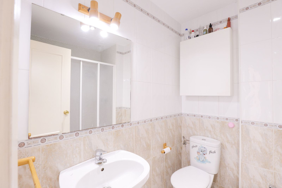 Se vende Apartamento Planta Media de 2 dormitorios en Costa Del Sol, Málaga, España