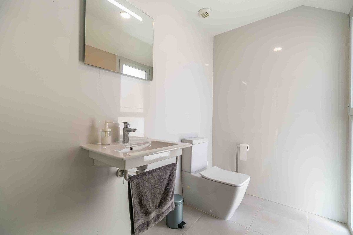 3 Bed Apartment for sale in Fuengirola Costa Del Sol, Málaga, Spain