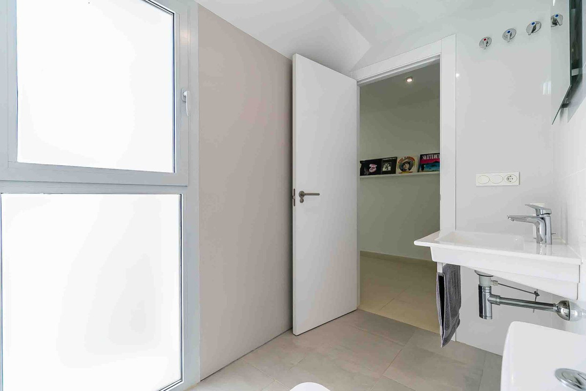 3 Bed Apartment for sale in Fuengirola Costa Del Sol, Málaga, Spain
