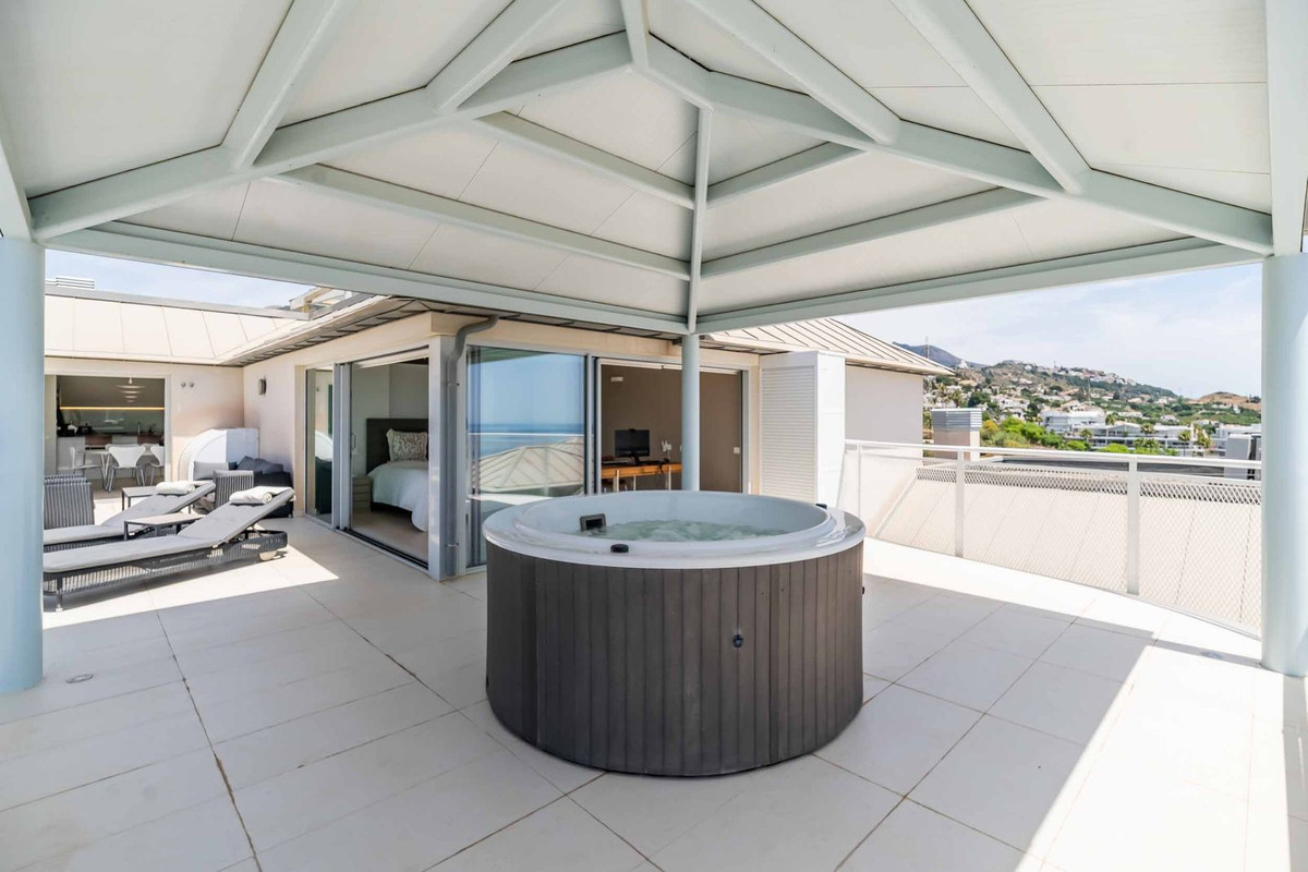 3 Bed Apartment for sale in Fuengirola Costa Del Sol, Málaga, Spain