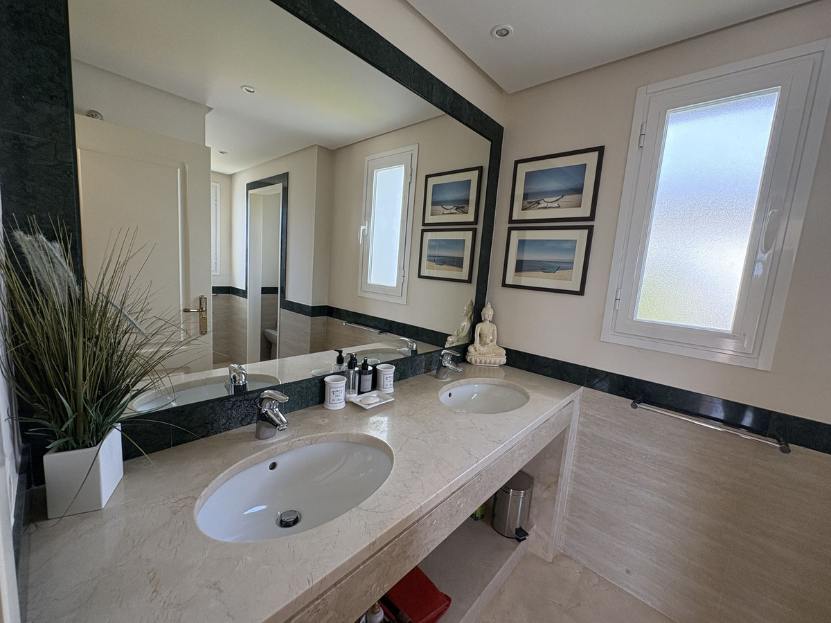 3 Bed Apartment for sale in La Quinta Costa Del Sol, Málaga, Spain