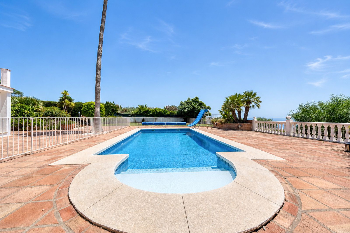 5 Bed Townhouse for sale in Manilva Costa Del Sol, Málaga, Spain
