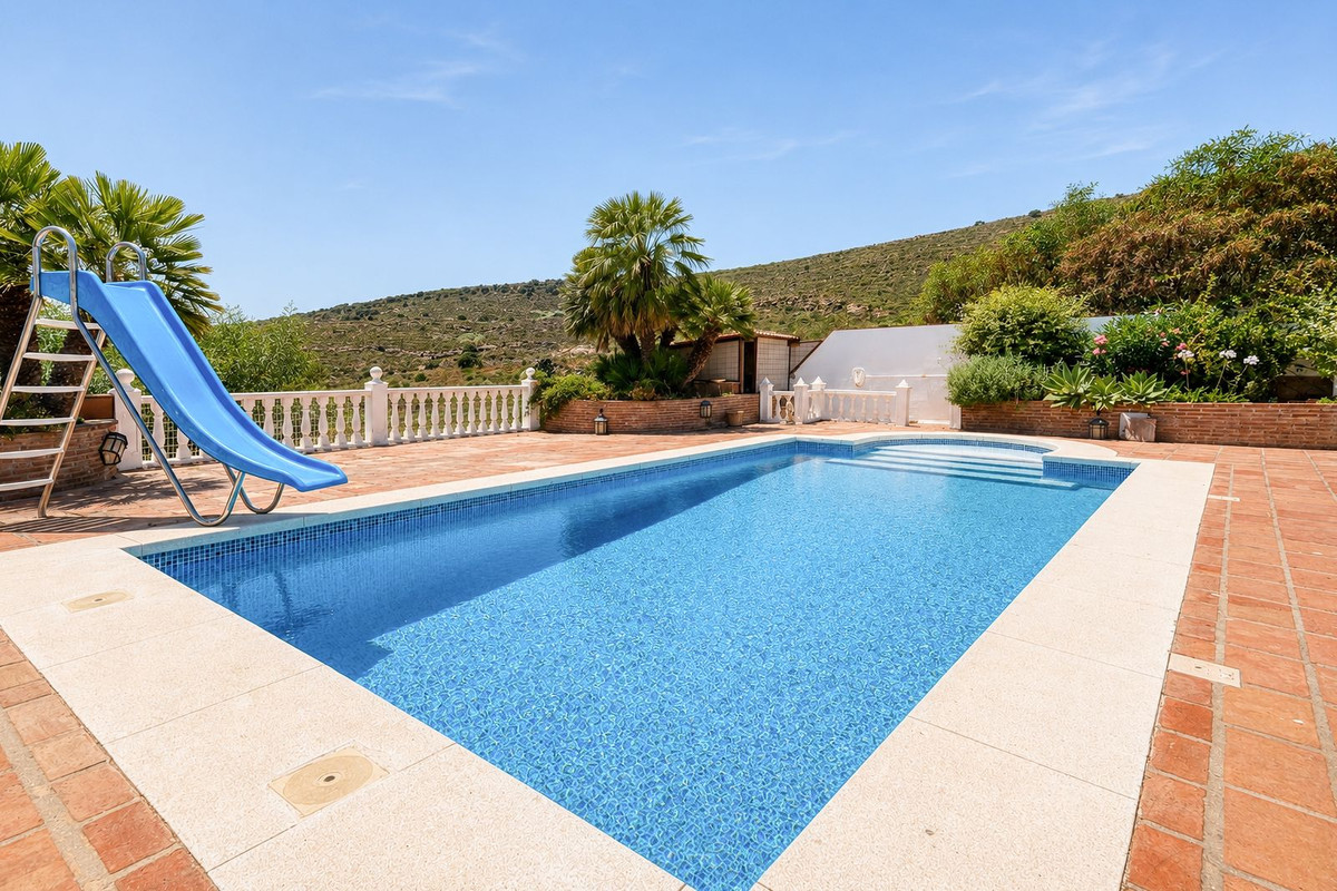 5 Bed Townhouse for sale in Manilva Costa Del Sol, Málaga, Spain