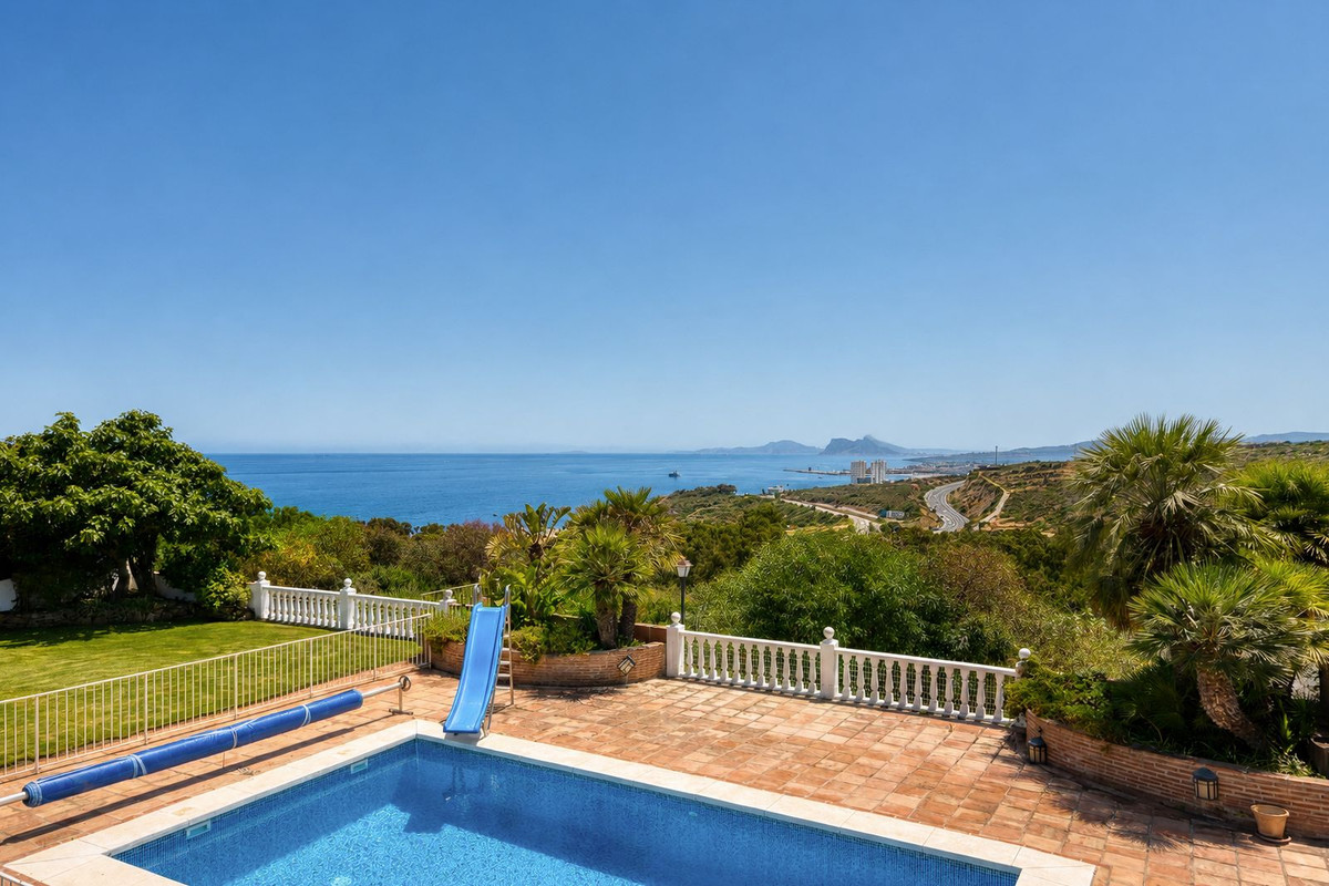 5 Bed Townhouse for sale in Manilva Costa Del Sol, Málaga, Spain