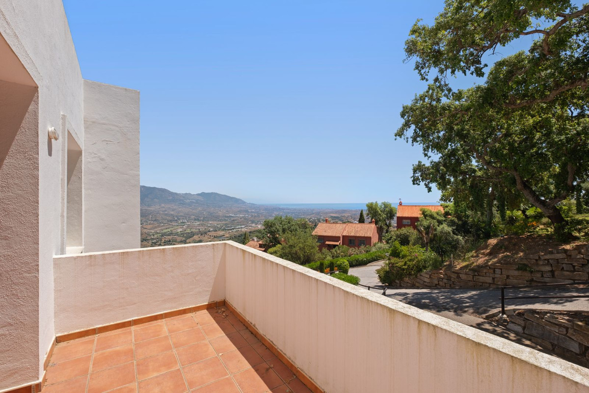 2 Bed Apartment for sale in La Mairena Costa Del Sol, Málaga, Spain