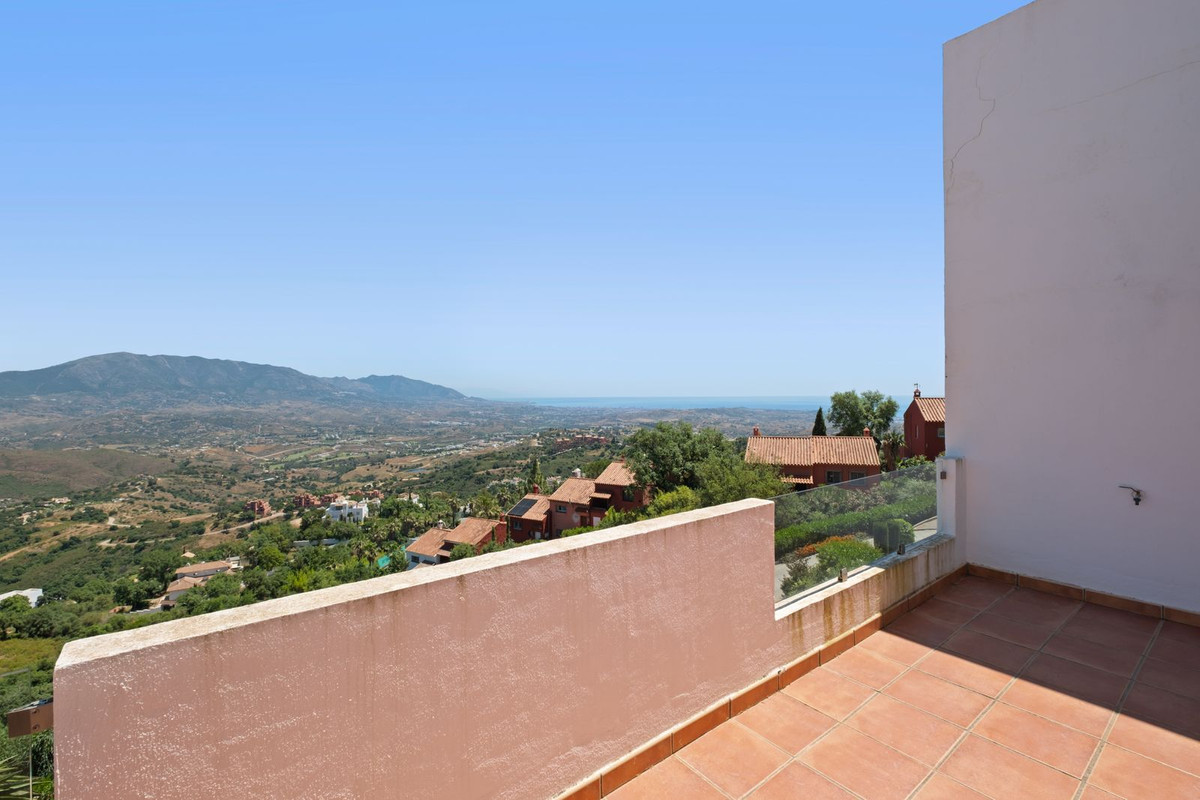 2 Bed Apartment for sale in La Mairena Costa Del Sol, Málaga, Spain