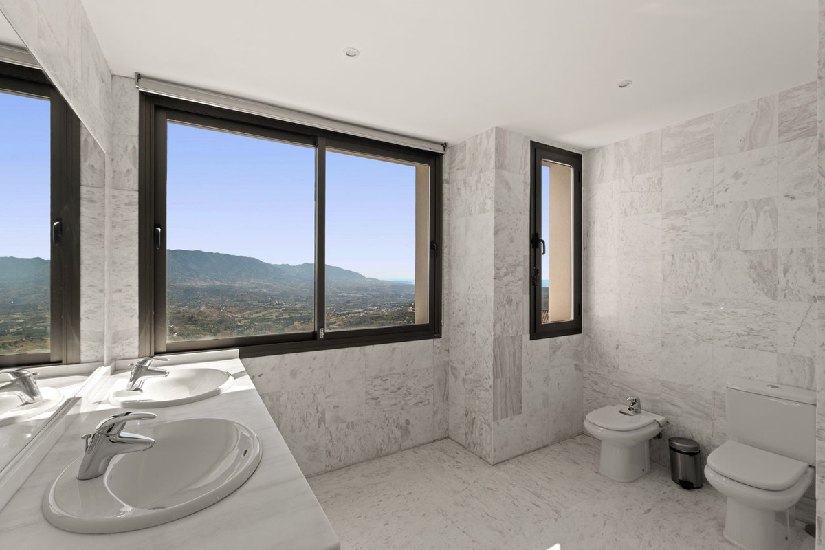 2 Bed Apartment for sale in La Mairena Costa Del Sol, Málaga, Spain