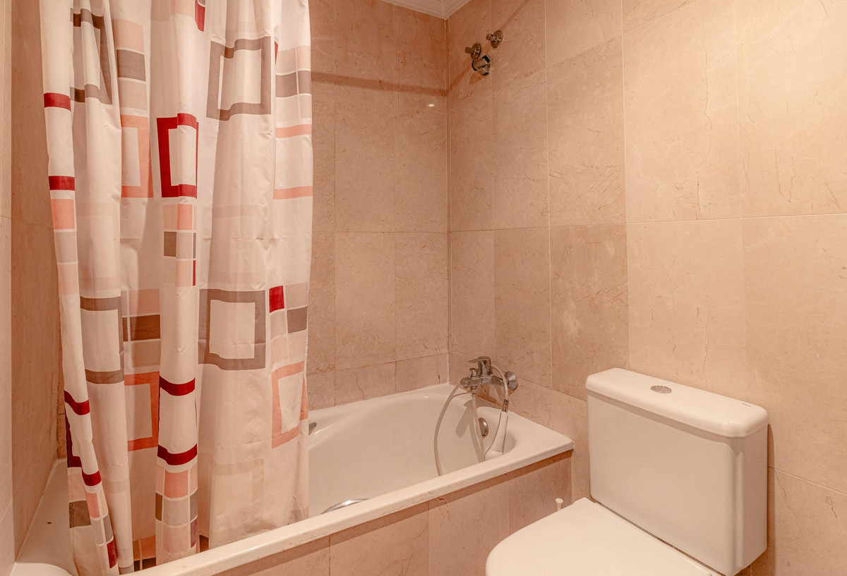 Se vende Apartamento Planta Media de 3 dormitorios en Costa Del Sol, Málaga, España