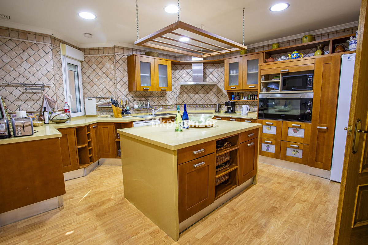 Se vende Villa - Chalet de 6 dormitorios en Costa Del Sol, Cadiz, España