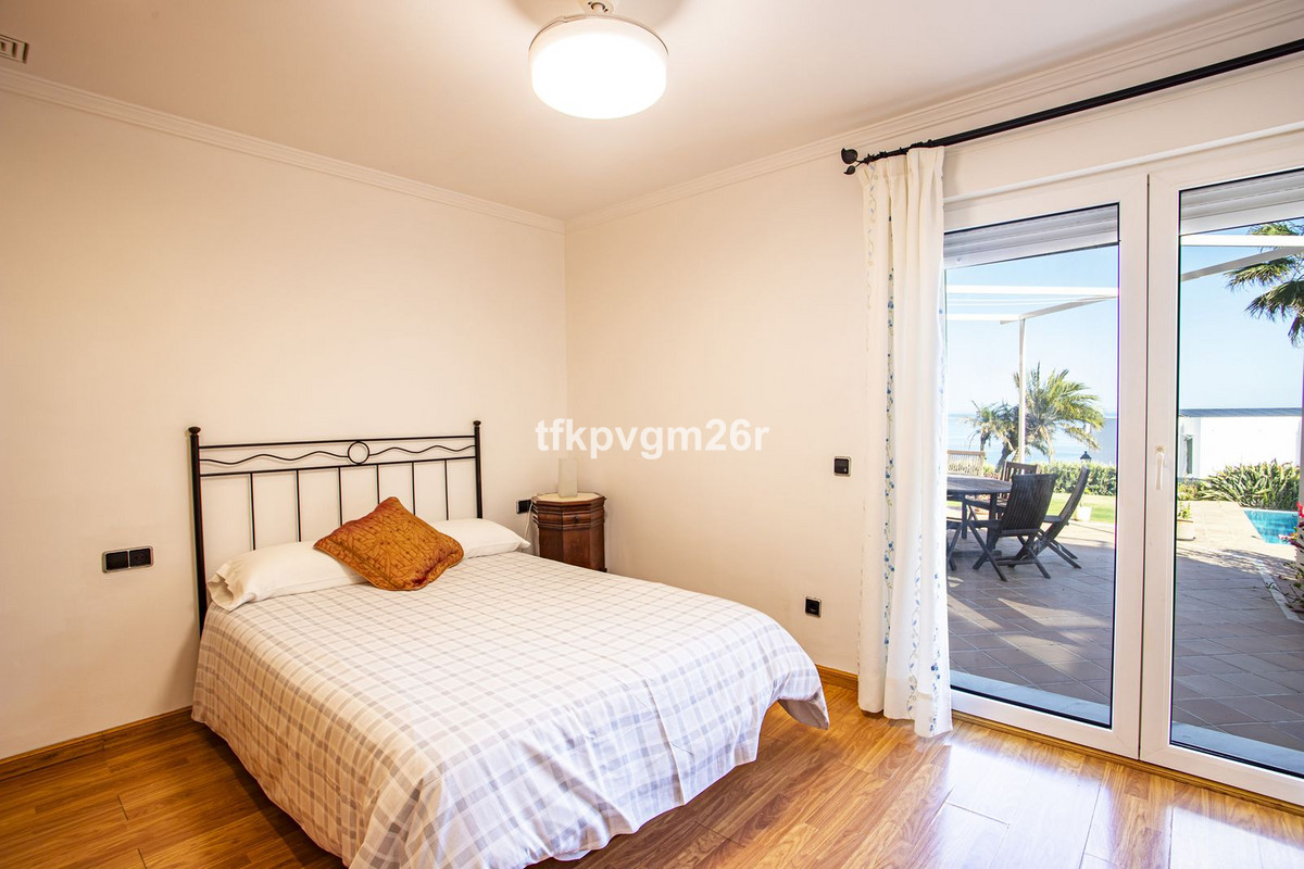 Se vende Villa - Chalet de 6 dormitorios en Costa Del Sol, Cadiz, España