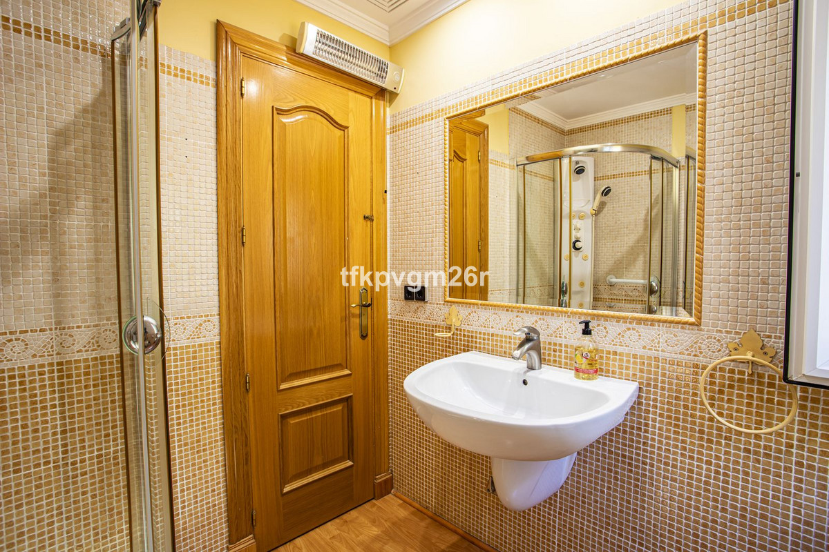 Se vende Villa - Chalet de 6 dormitorios en Costa Del Sol, Cadiz, España