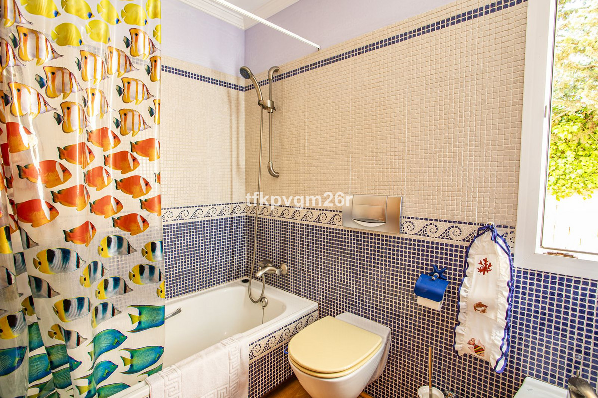 Se vende Villa - Chalet de 6 dormitorios en Costa Del Sol, Cadiz, España