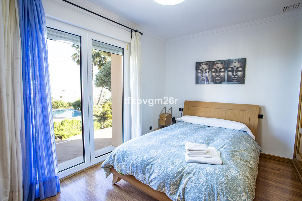 Se vende Villa - Chalet de 6 dormitorios en Costa Del Sol, Cadiz, España