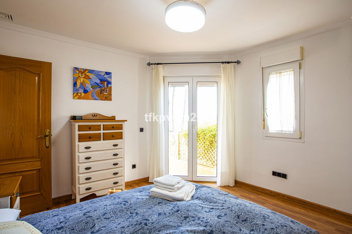 Se vende Villa - Chalet de 6 dormitorios en Costa Del Sol, Cadiz, España