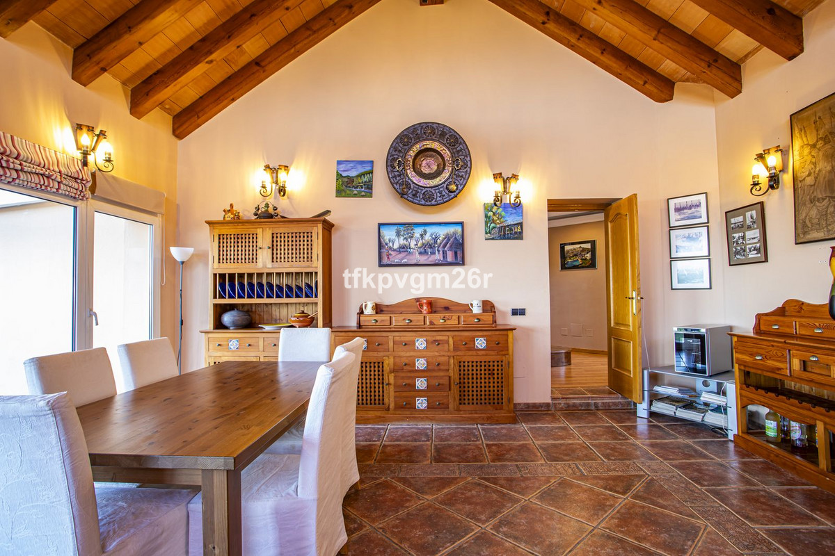 Se vende Villa - Chalet de 6 dormitorios en Costa Del Sol, Cadiz, España