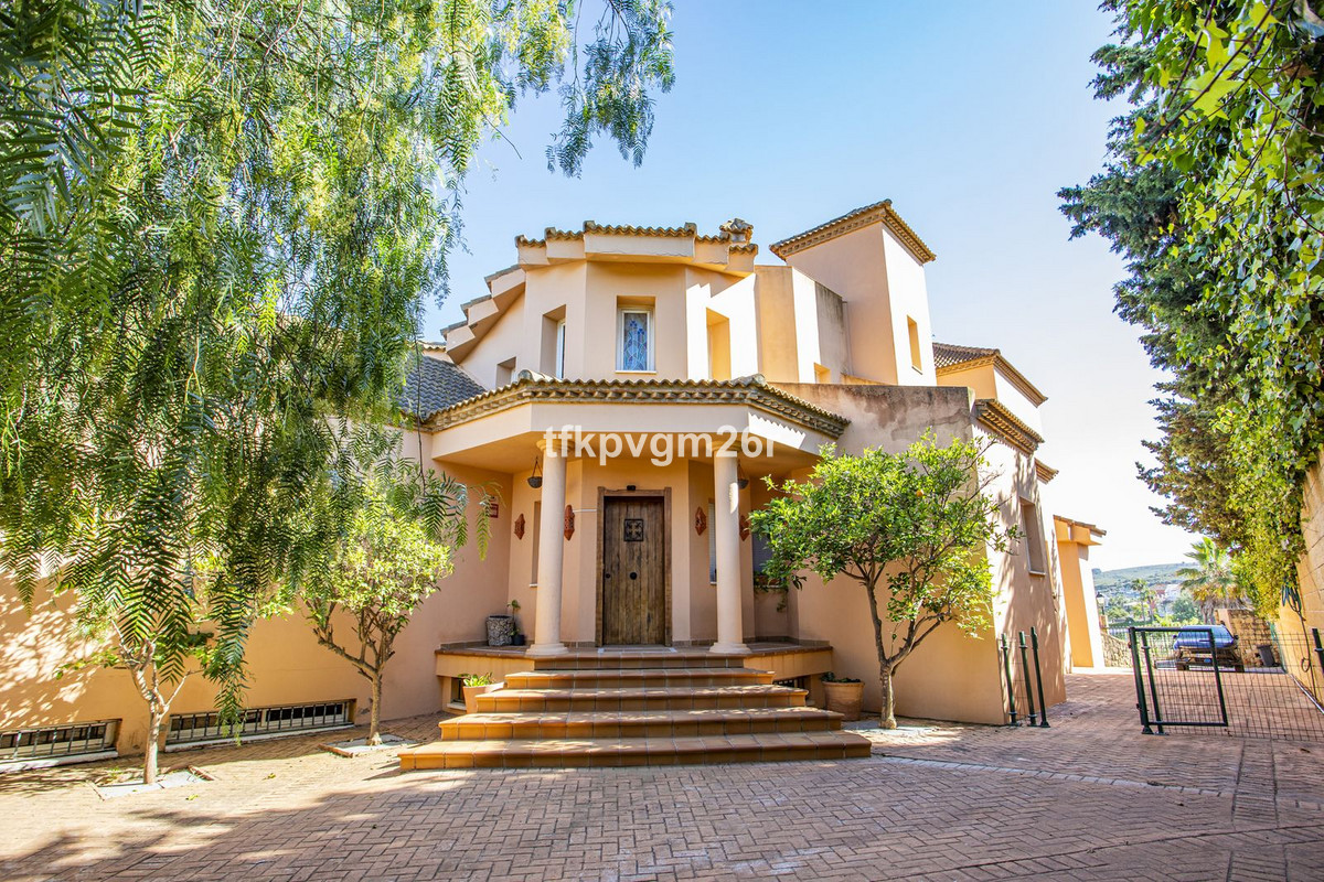 Se vende Villa - Chalet de 6 dormitorios en Costa Del Sol, Cadiz, España