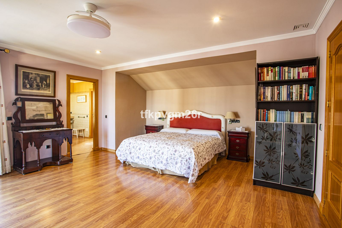 Se vende Villa - Chalet de 6 dormitorios en Costa Del Sol, Cadiz, España