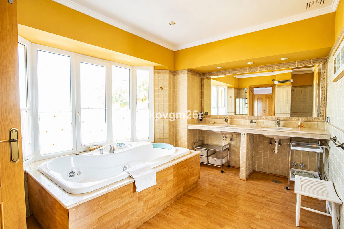 Se vende Villa - Chalet de 6 dormitorios en Costa Del Sol, Cadiz, España