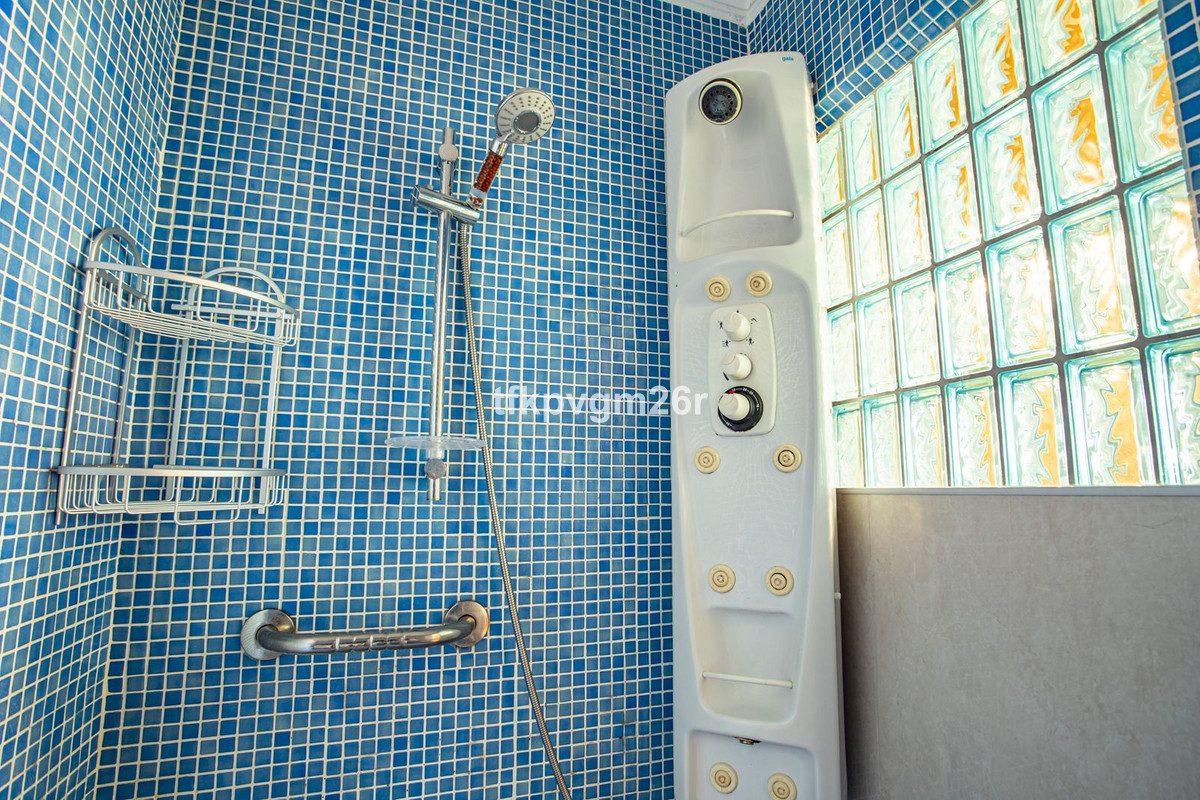 Se vende Villa - Chalet de 6 dormitorios en Costa Del Sol, Cadiz, España