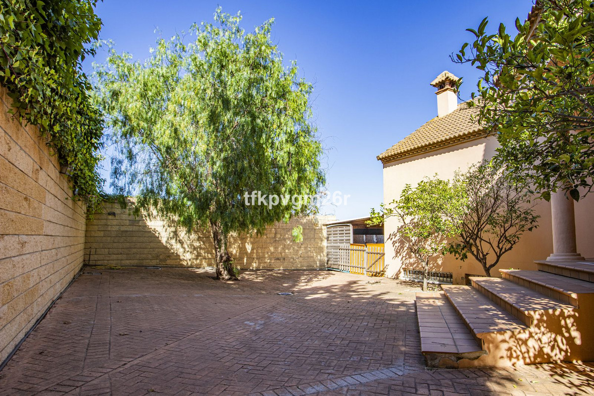 Se vende Villa - Chalet de 6 dormitorios en Costa Del Sol, Cadiz, España