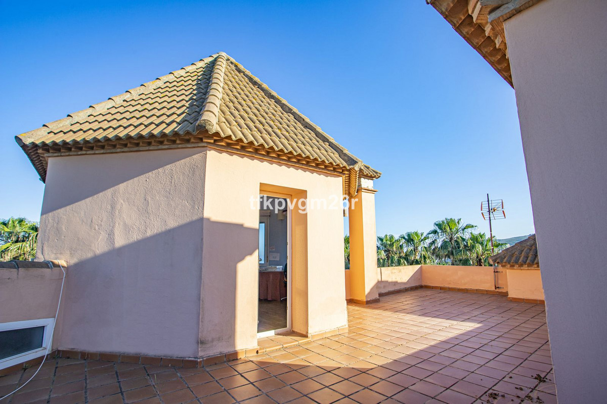 Se vende Villa - Chalet de 6 dormitorios en Costa Del Sol, Cadiz, España