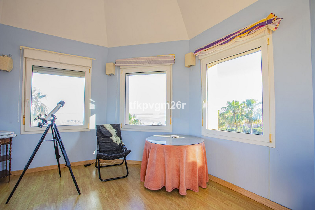 Se vende Villa - Chalet de 6 dormitorios en Costa Del Sol, Cadiz, España