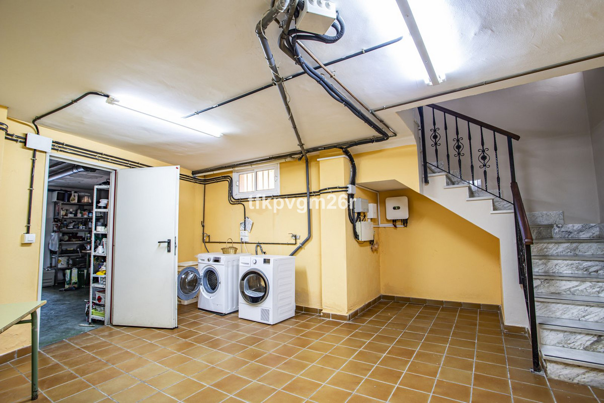 Se vende Villa - Chalet de 6 dormitorios en Costa Del Sol, Cadiz, España