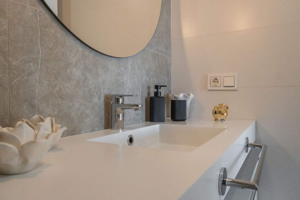 3 Bed Apartment for sale in Estepona Costa Del Sol, Málaga, Spain
