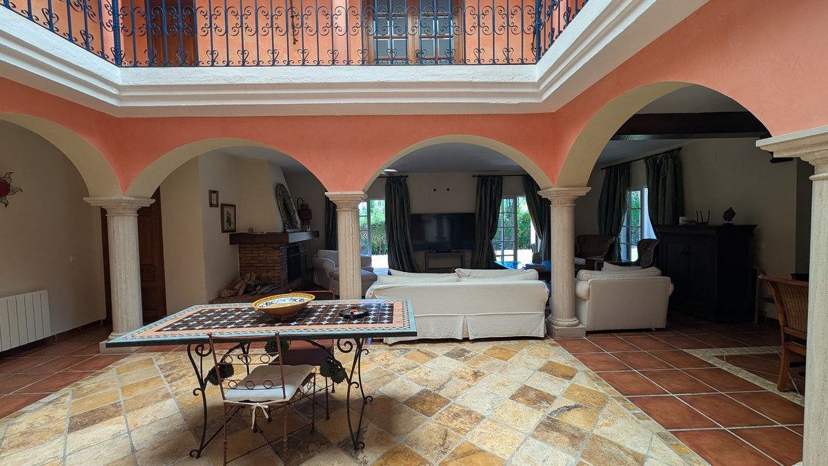 Se vende Villa - Chalet de 6 dormitorios en Costa Del Sol, Cadiz, España