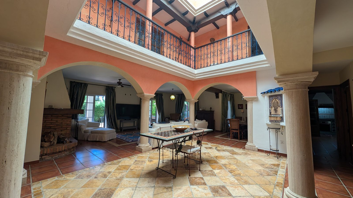 Se vende Villa - Chalet de 6 dormitorios en Costa Del Sol, Cadiz, España