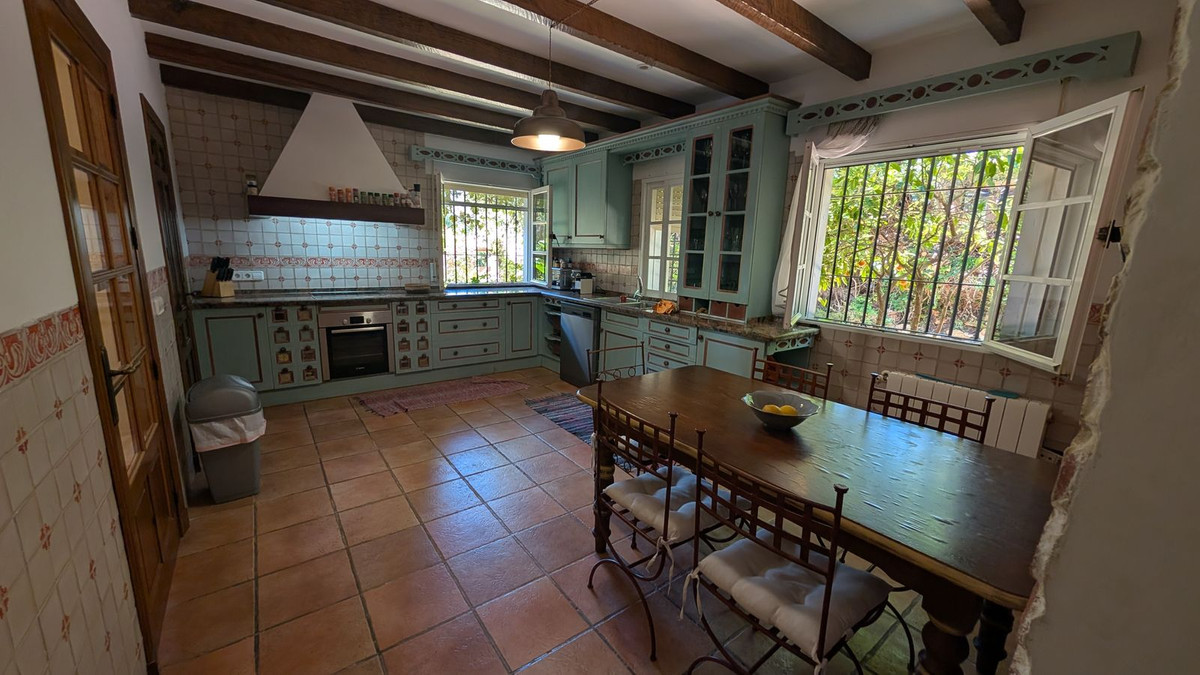 Se vende Villa - Chalet de 6 dormitorios en Costa Del Sol, Cadiz, España