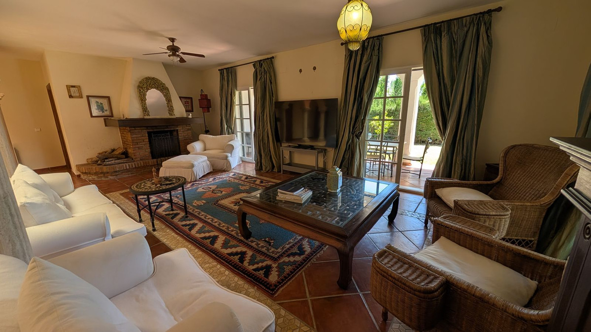 Se vende Villa - Chalet de 6 dormitorios en Costa Del Sol, Cadiz, España