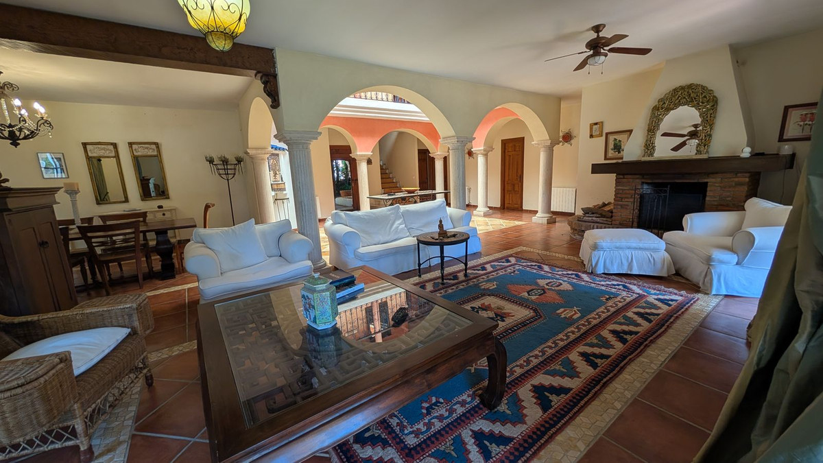 Se vende Villa - Chalet de 6 dormitorios en Costa Del Sol, Cadiz, España