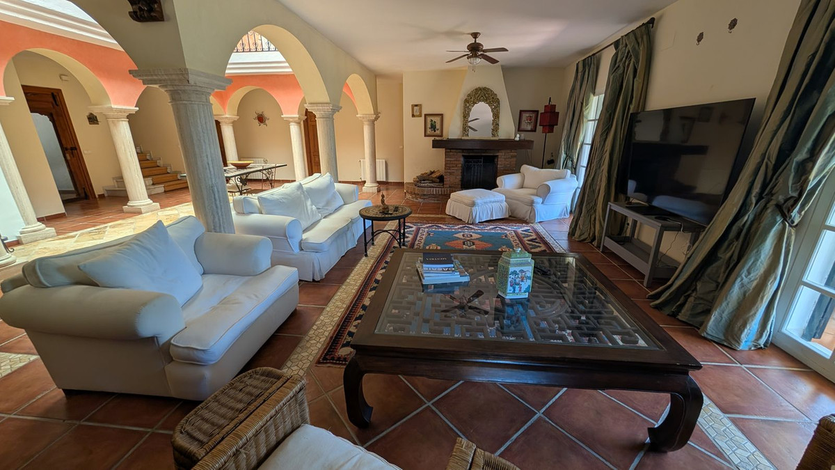 Se vende Villa - Chalet de 6 dormitorios en Costa Del Sol, Cadiz, España