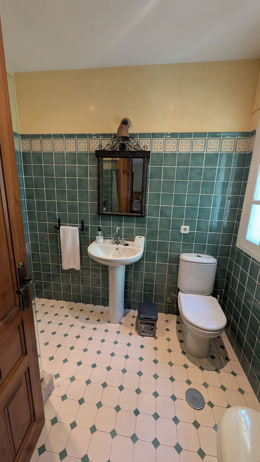 Se vende Villa - Chalet de 6 dormitorios en Costa Del Sol, Cadiz, España
