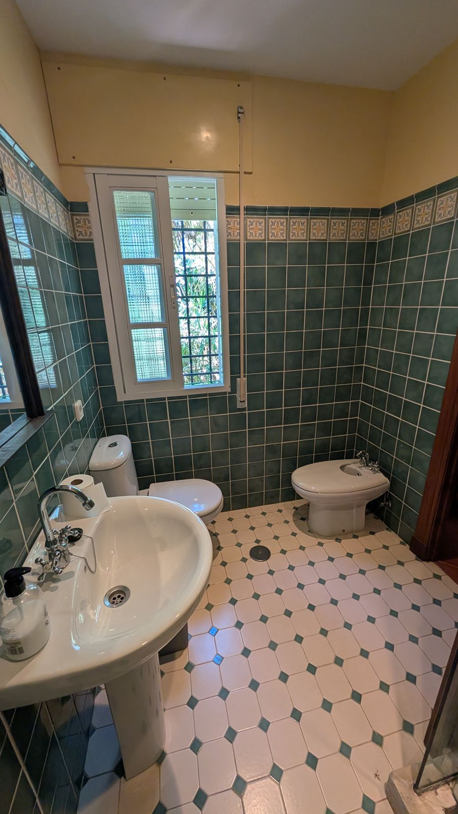Se vende Villa - Chalet de 6 dormitorios en Costa Del Sol, Cadiz, España